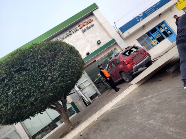 Conducía borracha y terminó incrustada dentro de una farmacia