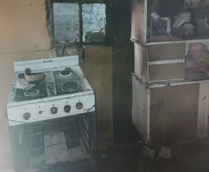 La hornalla de una cocina provocó un principio de incendio en una vivienda