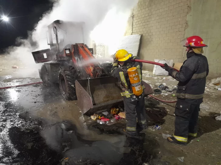 Se prendió fuego una máquina cargadora del vaciadero municipal