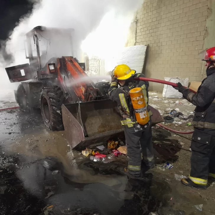 Se prendió fuego una máquina cargadora del vaciadero municipal