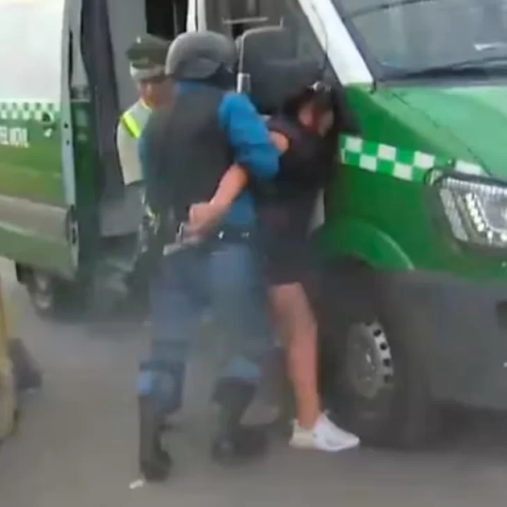 Video. La detuvieron, le quitó el arma a un guardia y empezó a los tiros: hirió a tres personas Video. La detuvieron, le quitó el arma a un guardia y empezó a los tiros: hirió a tres personas