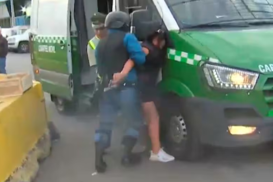 Video. La detuvieron, le quitó el arma a un guardia y empezó a los tiros: hirió a tres personas Video. La detuvieron, le quitó el arma a un guardia y empezó a los tiros: hirió a tres personas