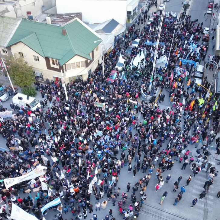 Histórica marcha universitaria en Río Gallegos contra el recorte presupuestario Histórica marcha universitaria en Río Gallegos contra el recorte presupuestario
