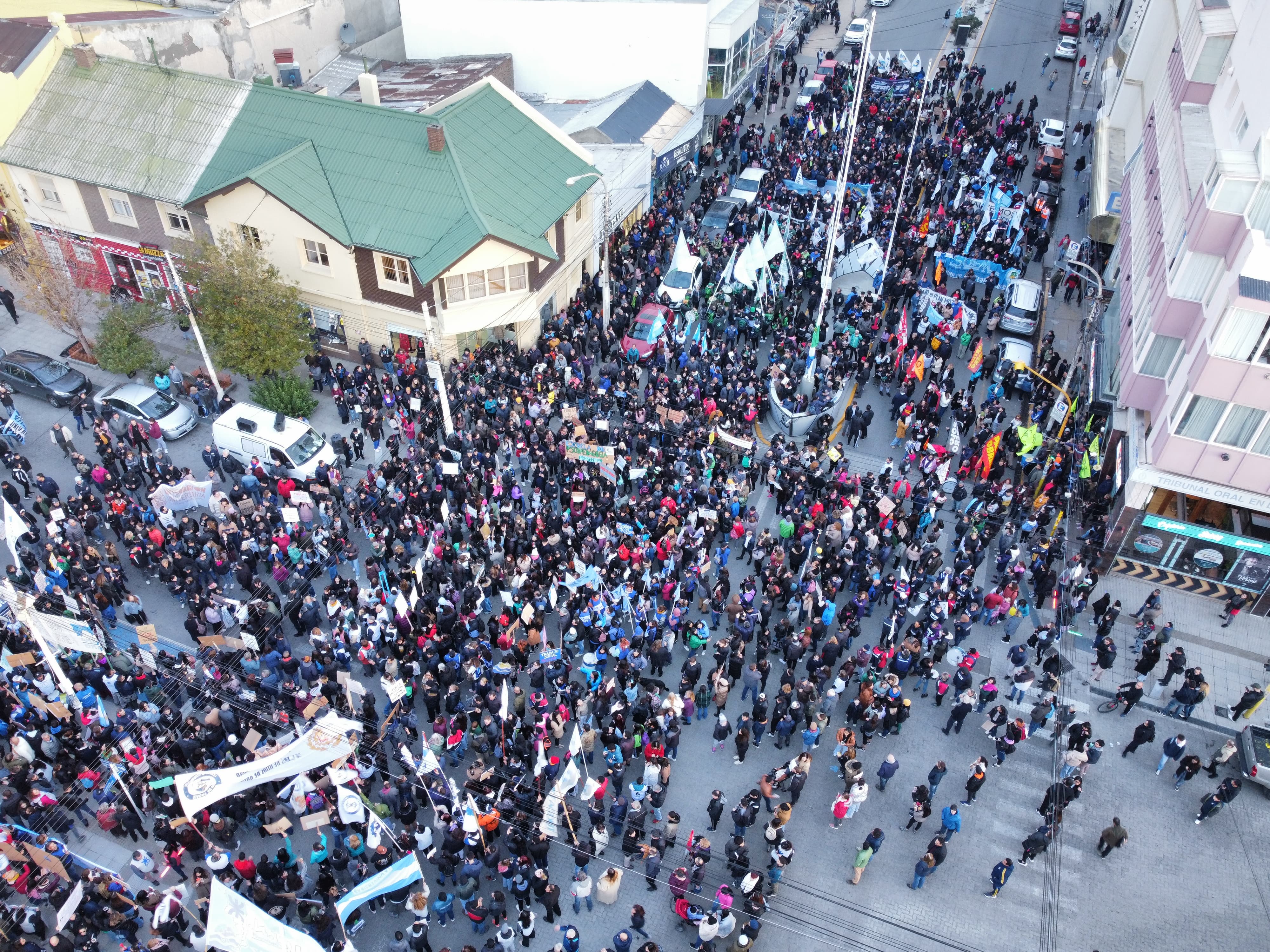 Histórica marcha universitaria en Río Gallegos contra el recorte presupuestario Histórica marcha universitaria en Río Gallegos contra el recorte presupuestario