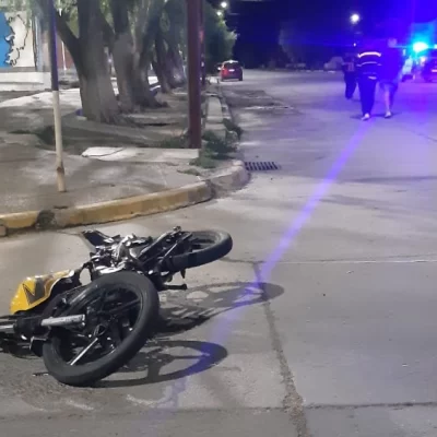 Tres adolescentes protagonizaron un choque entre una moto y una camioneta en Pico Truncado