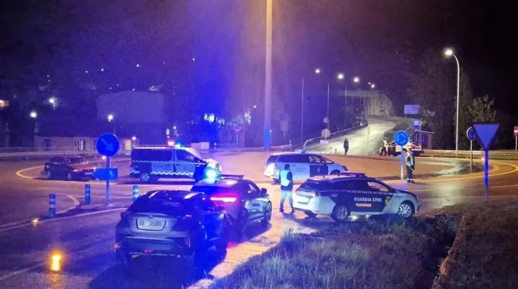 Un hombre mató a su papá, lo decapitó frente a los vecinos y jugó al fútbol con la cabeza