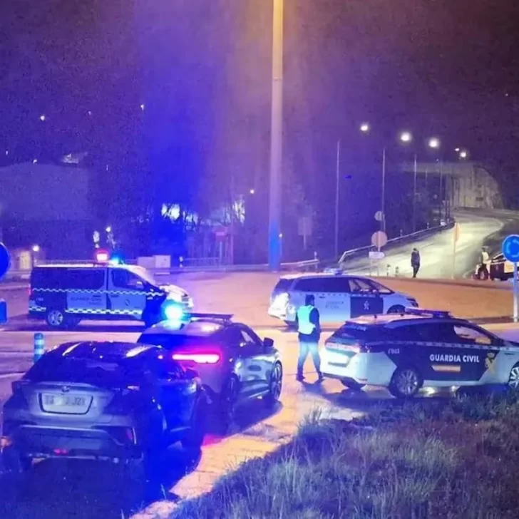 Un hombre mató a su papá, lo decapitó frente a los vecinos y jugó al fútbol con la cabeza