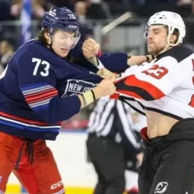Dos equipos de hockey sobre hielo se agarraron a piñas apenas empezó el partido: ocho expulsados a los 2 segundos