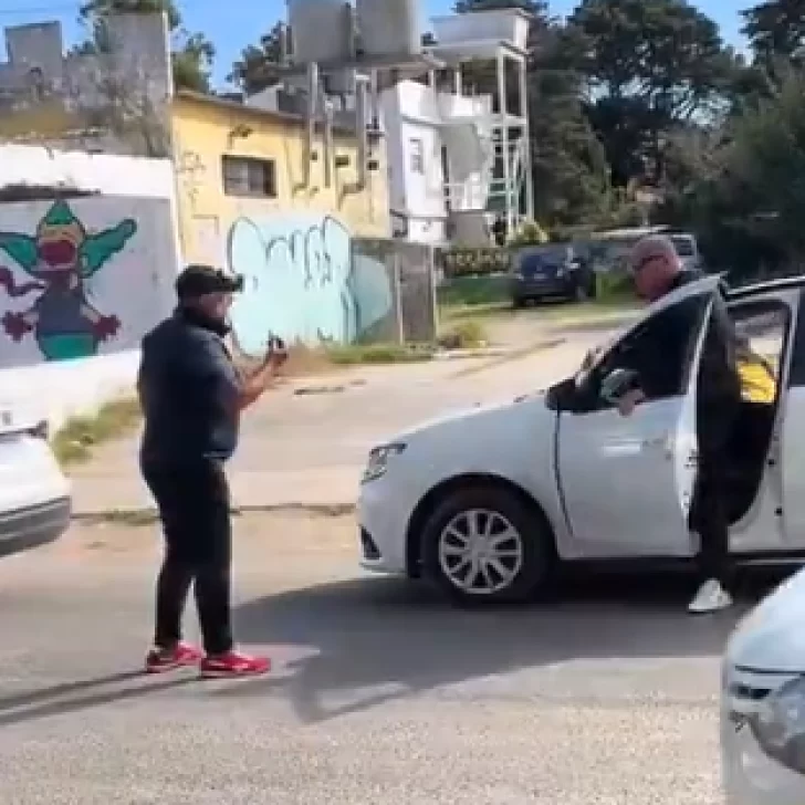 La insólita pelea entre automovilistas que se volvió viral: se bajó del auto a los insultos y terminaron abrazados