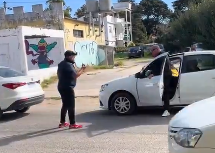 La insólita pelea entre automovilistas que se volvió viral: se bajó del auto a los insultos y terminaron abrazados