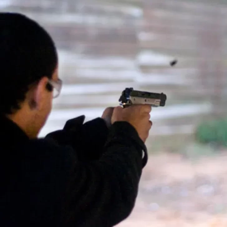 Un jefe de comisaría disparó con su arma reglamentaria contra la casa y el auto de su ex pareja