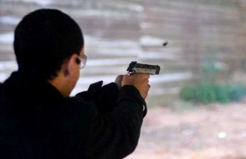 Un jefe de comisaría disparó con su arma reglamentaria contra la casa y el auto de su ex pareja