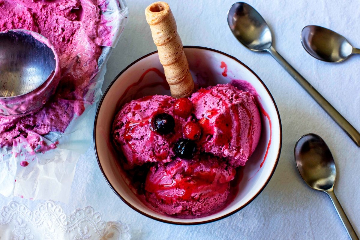 presentacion-final-del-helado-de-yogur-y-frutos-rojos-728x485