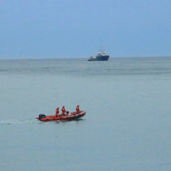 Rescataron a un hombre que se arrojó al mar en Caleta Olivia: descartaron que haya una segunda persona en el agua