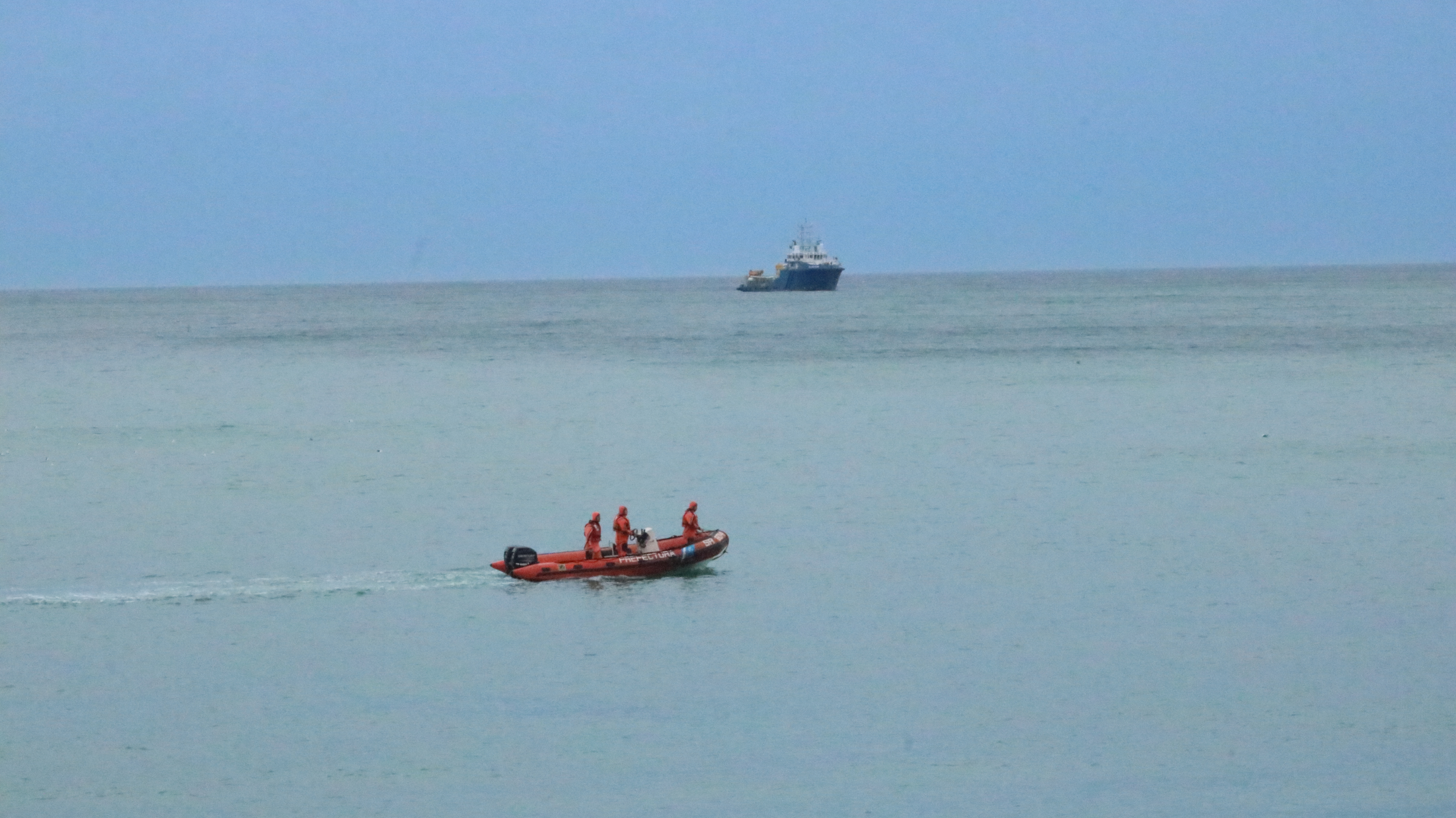 Rescataron a un hombre que se arrojó al mar en Caleta Olivia: descartaron que haya una segunda persona en el agua