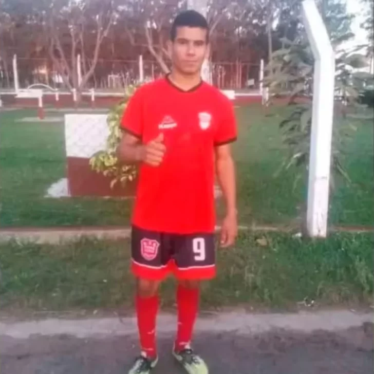 Tragedia: un jugador de fútbol murió al golpear su cabeza contra una pared en un partido