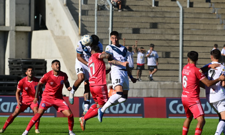 Vélez venció a Argentinos Juniors y es finalista de la Copa de la Liga: resistió con diez y se impuso en los penales