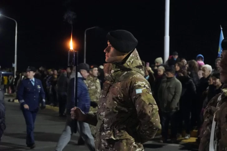 Vigilia por Malvinas: así se vivió la marcha de antorchas y el acto central