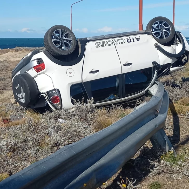 Murió un joven y hay dos heridos en un vuelco en la ruta cerca de Puerto Deseado