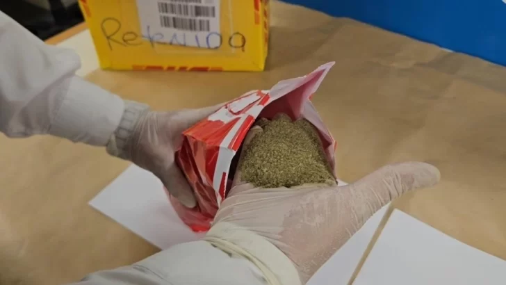 Intentó mandar paquetes de yerba mate con droga a Hong Kong y lo descubrieron