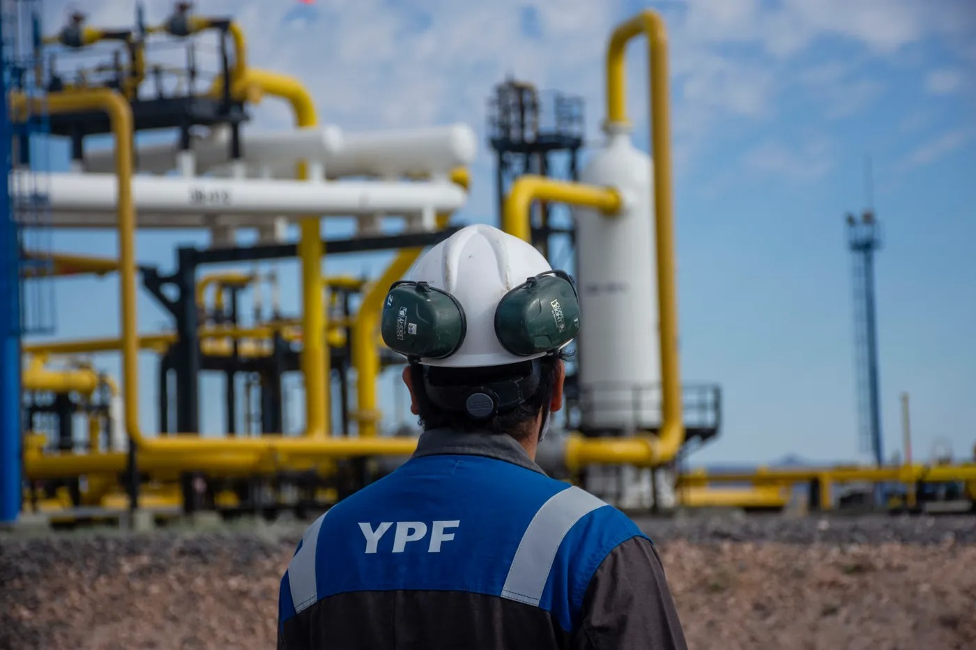 Acuerdo de YPF con los trabajadores de Chubut: indemnizaciones y 80% de salario a la espera de nuevas operadoras