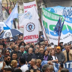 La CGT marchó en Buenos Aires por el Día del Trabajador y ratificó el paro general para el 9 de mayo