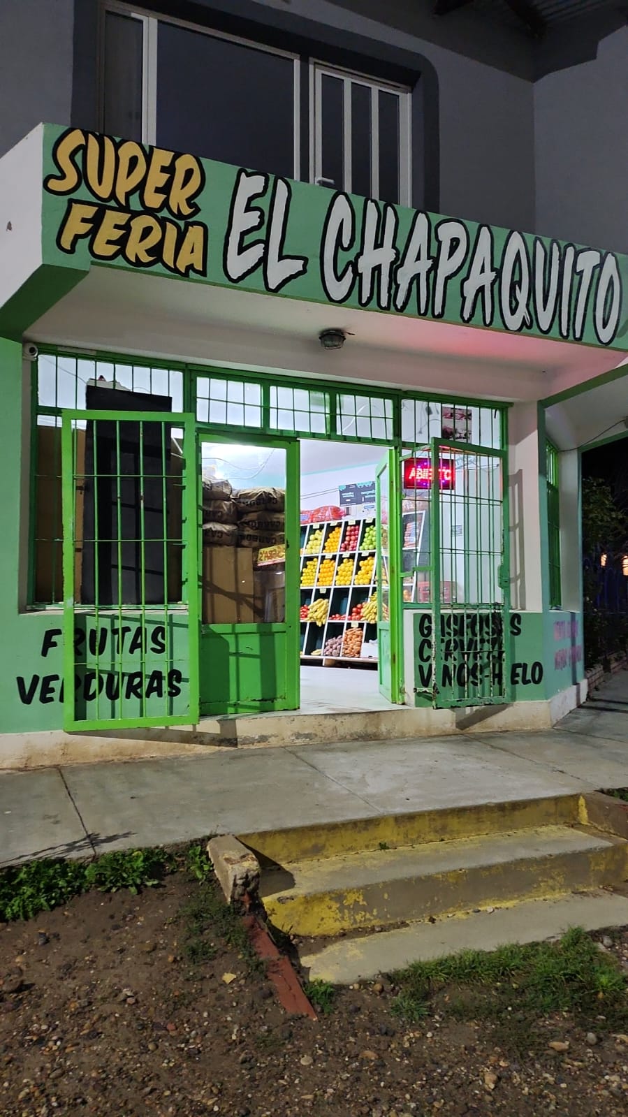 Destrozaron una cámara de seguridad, se robaron un vino y uno de ellos fue detenido mientras lo tomaba Destrozaron una cámara de seguridad, se robaron un vino y uno de ellos fue detenido mientras lo tomaba