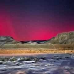 Auroras australes tiñeron de fucsia los cielos de El Chaltén y El Calafate