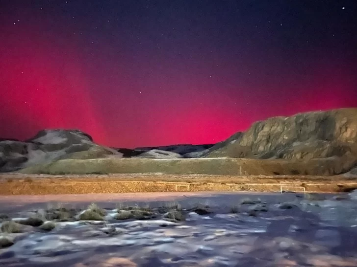 Auroras australes tiñeron de fucsia los cielos de El Chaltén y El Calafate