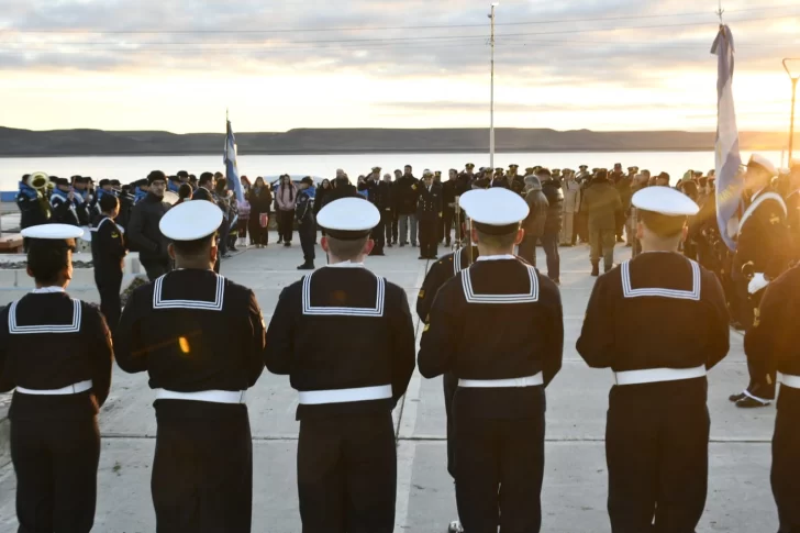 La Armada Argentina celebró sus 210 años de historia en la Plaza de la República de Río Gallegos