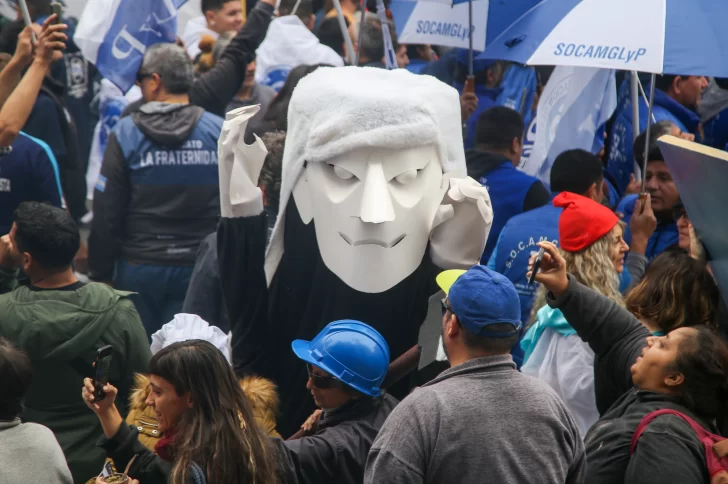 Acto-de-la-CGT-por-el-Dia-del-Trabajador-bajo-el-lema-La-Patria-no-se-vende-Foto-NA-MARIANO-SANCHEZ-728x484