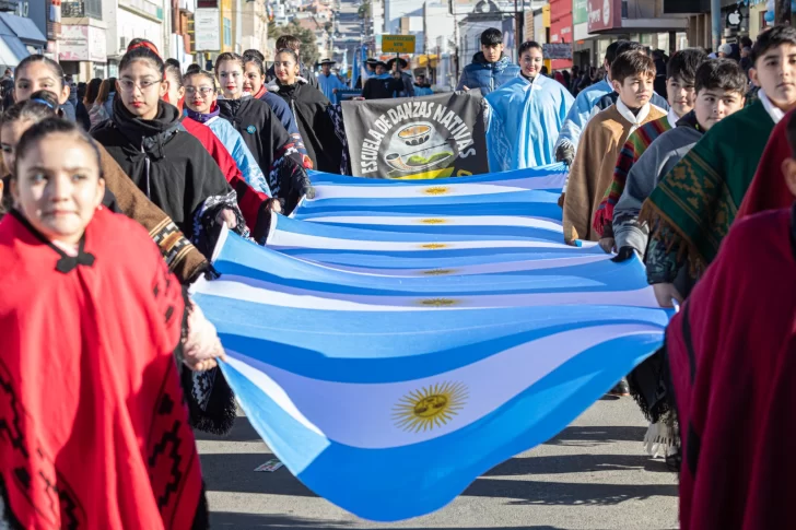 Comodoro Rivadavia se vistió de celeste y blanco en el 214° Aniversario de la Revolución de Mayo