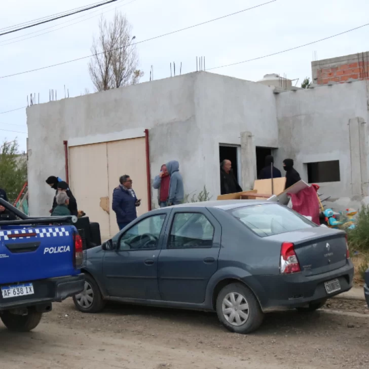 Denuncias cruzadas por usurpación y desalojo de una casa del barrio Rotary: “No sabemos si van a seguir robando”