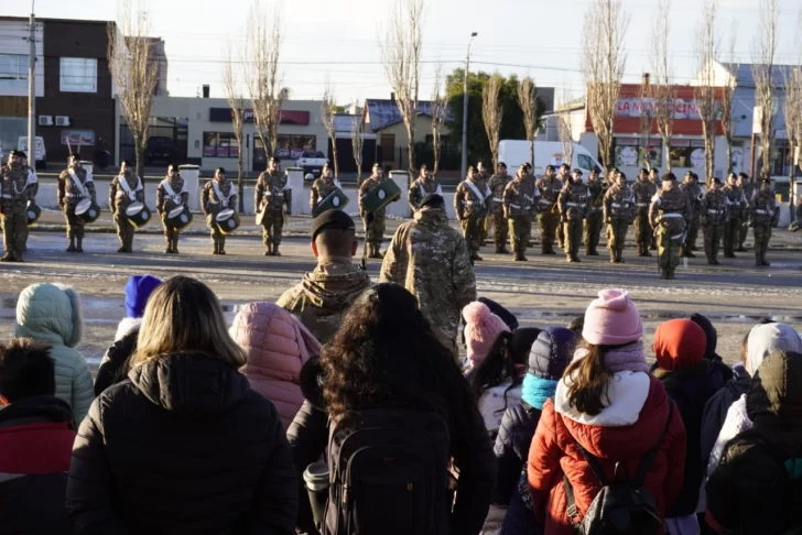 Niños de las escuelas de Río Gallegos compartieron una jornada en el Ejército por el “Día del Himno Nacional Argentino”