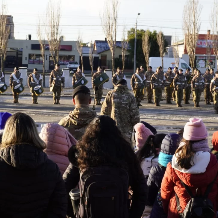 Niños de las escuelas de Río Gallegos compartieron una jornada en el Ejército por el “Día del Himno Nacional Argentino”