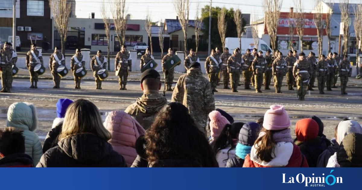 Children from the schools of Río Gallegos shared a day in the Army for the “Argentine National Anthem Day”