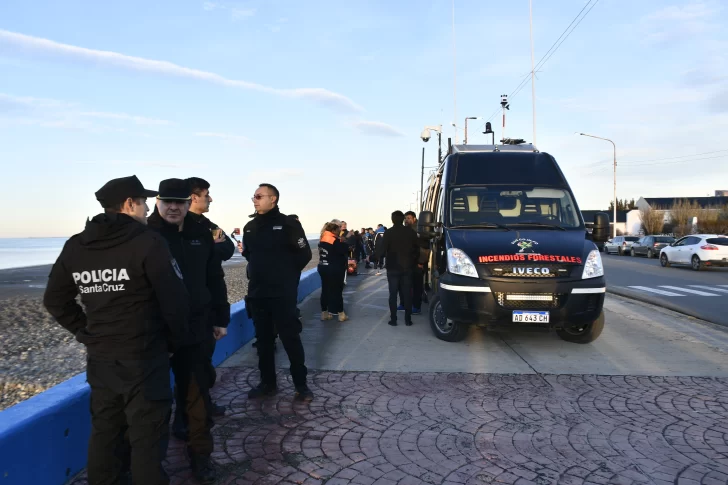 Realizaron un simulacro de rescate en las aguas de la costanera de Río Gallegos