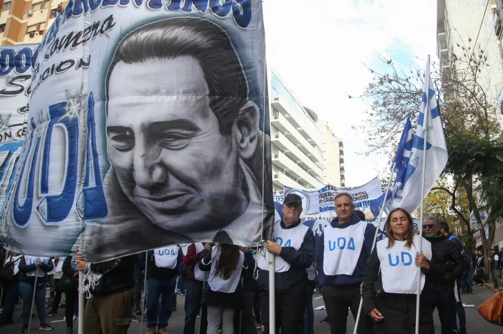 Docentes-de-UDA-concentran-en-Defensa-e-Independencia-para-marchar-hacia-el-monumento-al-Trabajo-Foto-NA-MARIANO-SANCHEZ-728x483