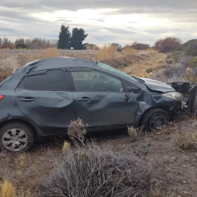 Un auto volcó a pocos kilómetros de Los Antiguos