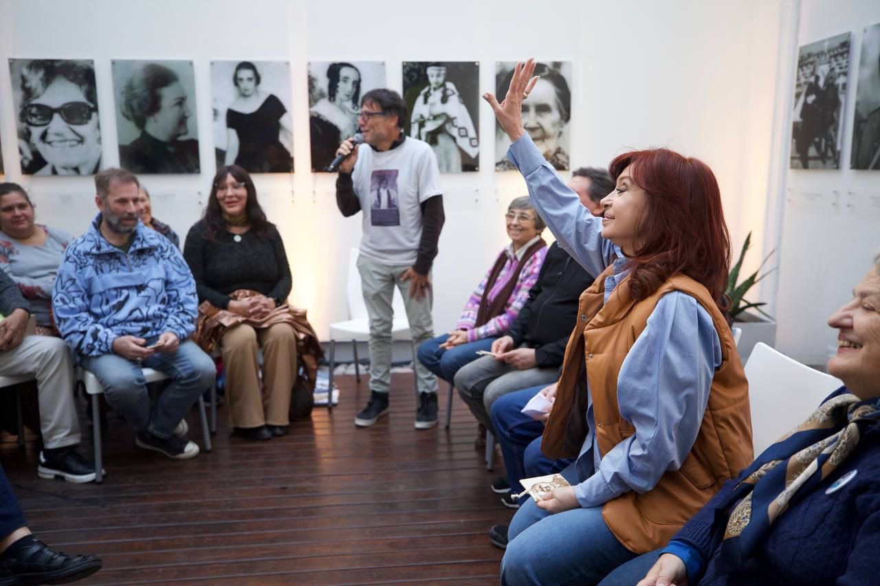 La-ex-presidenta-recibio-a-curas-religiosas-y-laicos-en-la-entronizacion-de-la-Virgen-de-Lujan-en-el-Instituto-Patria.3-728x485