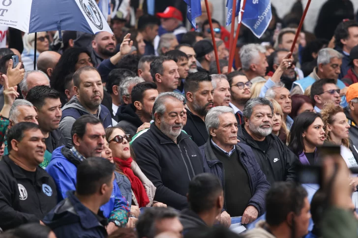 Los-dirigentes-de-la-CGT-encabezan-la-columna-que-marcha-hacia-el-monumento-al-Trabajo-Foto-NA-MARIANO-SANCHEZ-728x485