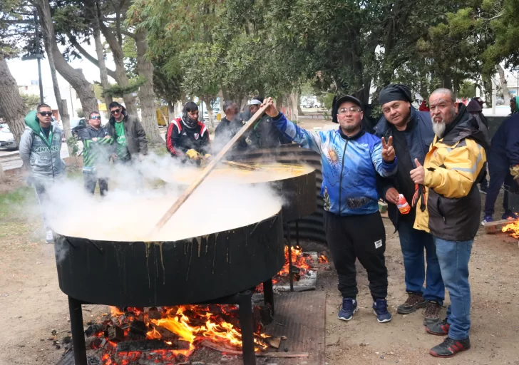 Gremios de la CGT Zona Norte hicieron una olla popular este 1º de mayo en Caleta Olivia