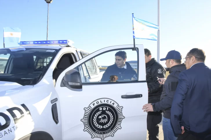 POLICIA-ENTREGA-CAMIONETAS-claudio-vidal-PAE-16-728x485