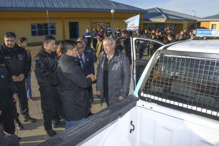 POLICIA-ENTREGA-CAMIONETAS-claudio-vidal-PAE-17-728x485