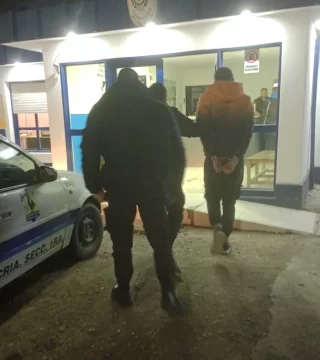 Violento asalto a un taxista en Río Gallegos: un pasajero fue detenido tras una brutal agresión e intento de robo Violento asalto a un taxista en Río Gallegos: un pasajero fue detenido tras una brutal agresión e intento de robo