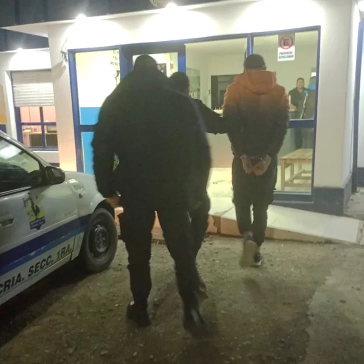 Violento asalto a un taxista en Río Gallegos: un pasajero fue detenido tras una brutal agresión e intento de robo Violento asalto a un taxista en Río Gallegos: un pasajero fue detenido tras una brutal agresión e intento de robo