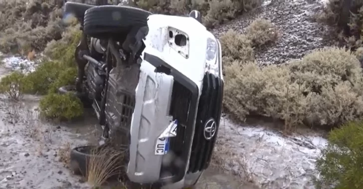 A causa de la nieve en la Ruta Nacional N°3 , una vecina perdió el control de su camioneta y volcó