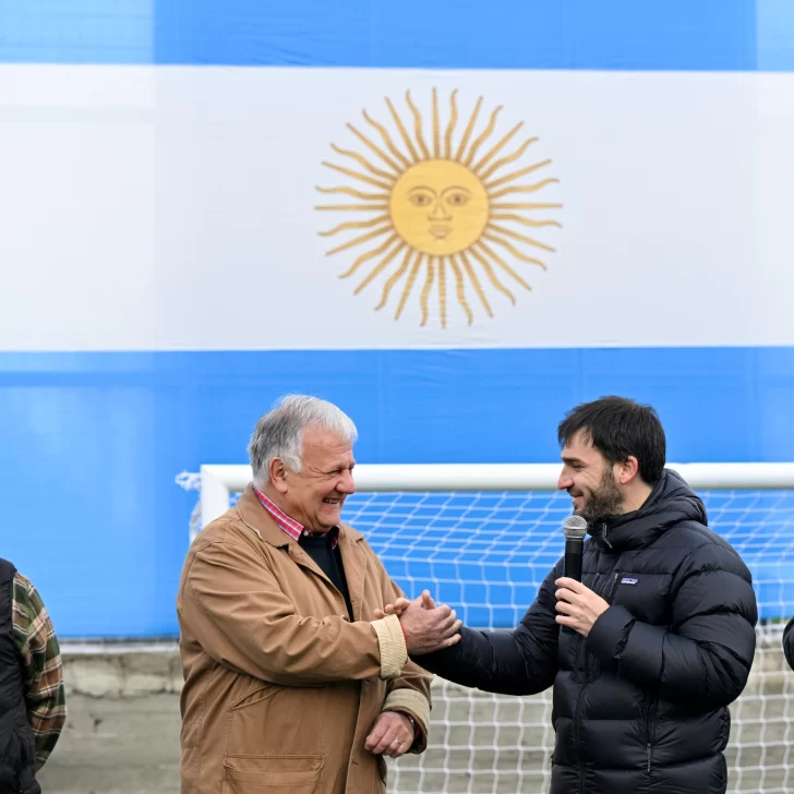 Ignacio Torres inauguró una cancha de fútbol sintético en Tecka