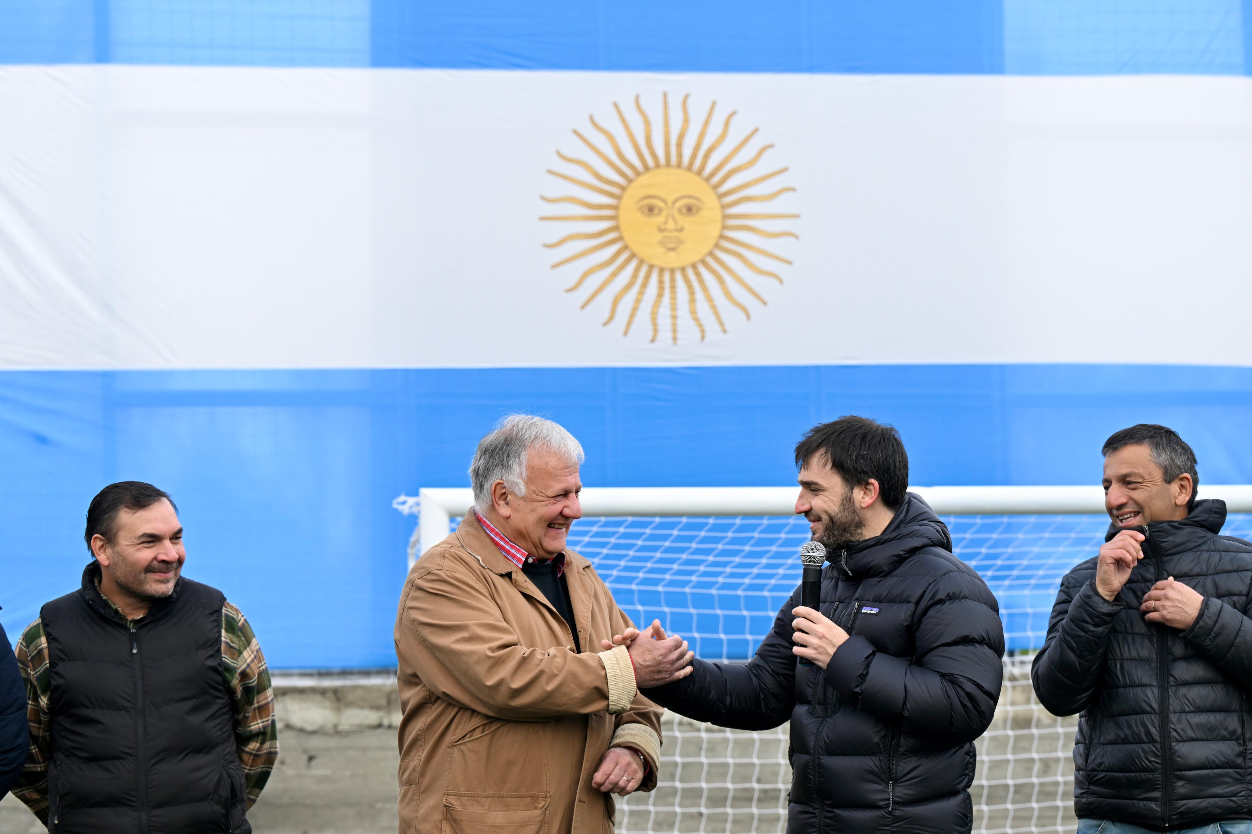 Ignacio Torres inauguró una cancha de fútbol sintético en Tecka