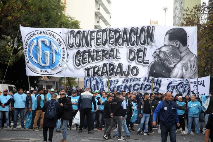 Trabajadores-concentran-en-Defensa-e-Independencia-para-marchar-hacia-el-monumento-al-Trabajo-en-un-acto-organizado-por-la-CGT-Foto-NA-MARIANO-SANCHEZ-728x485